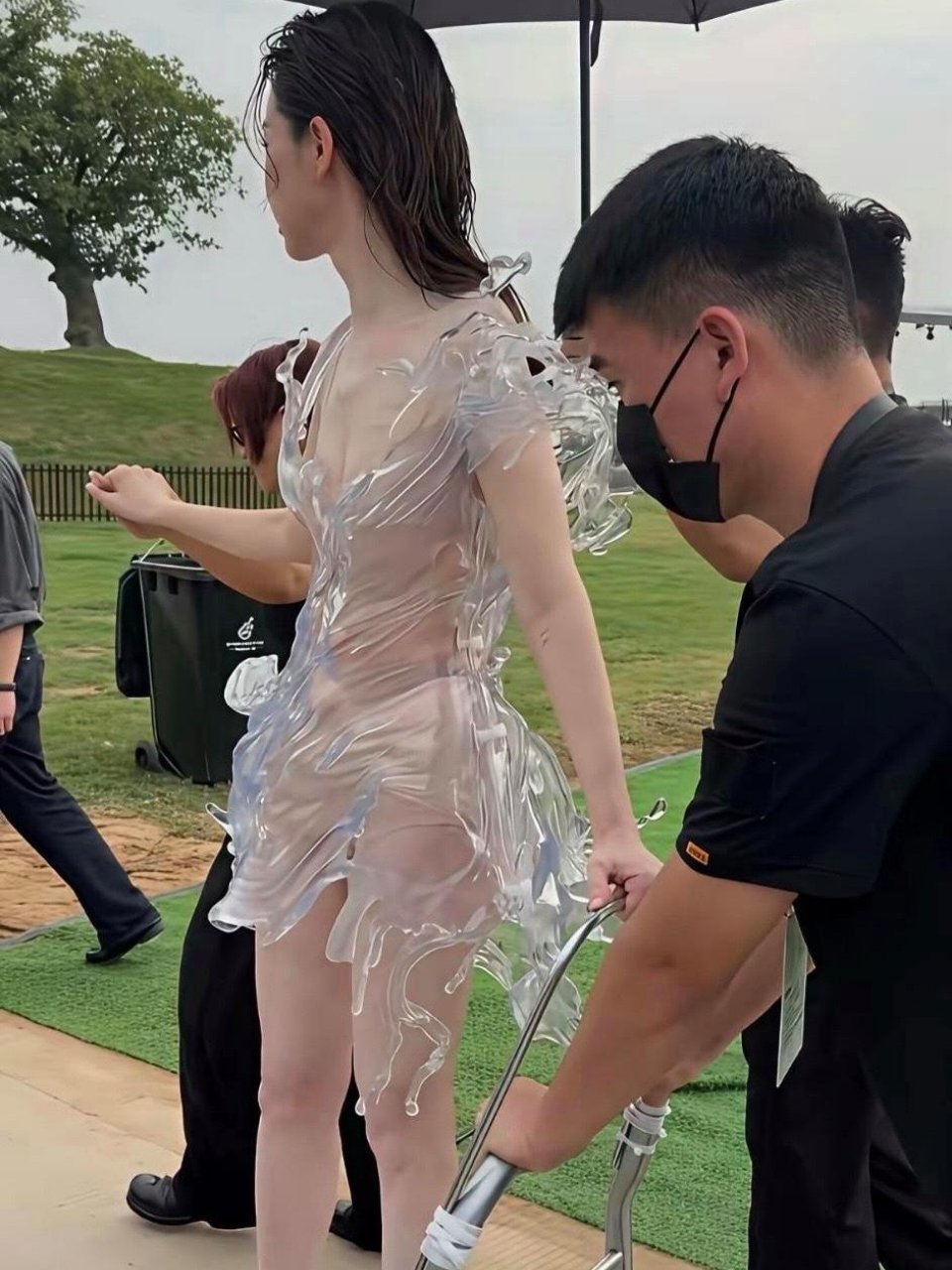 戚薇好大胆啊，穿一条3D打印裙就出来了 ​​​
