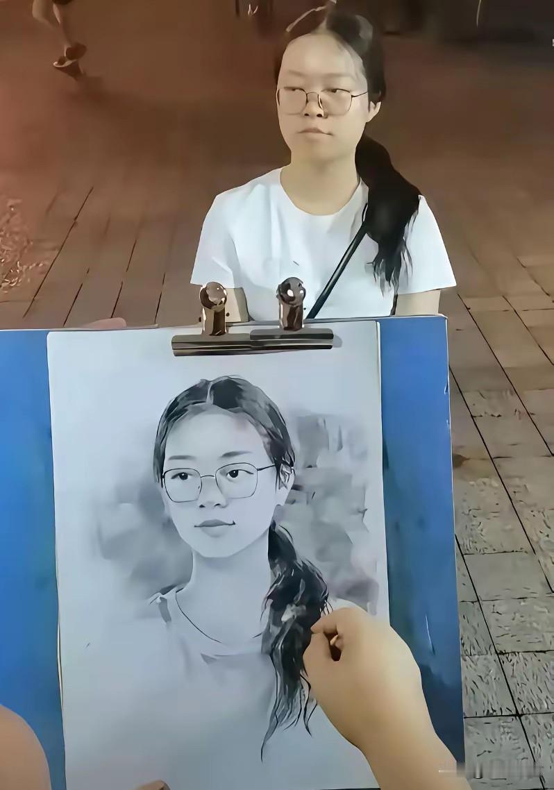 对这位画家的情商甚是佩服！如无意外，在他生意范围内的其他画家，生意一定没他好。