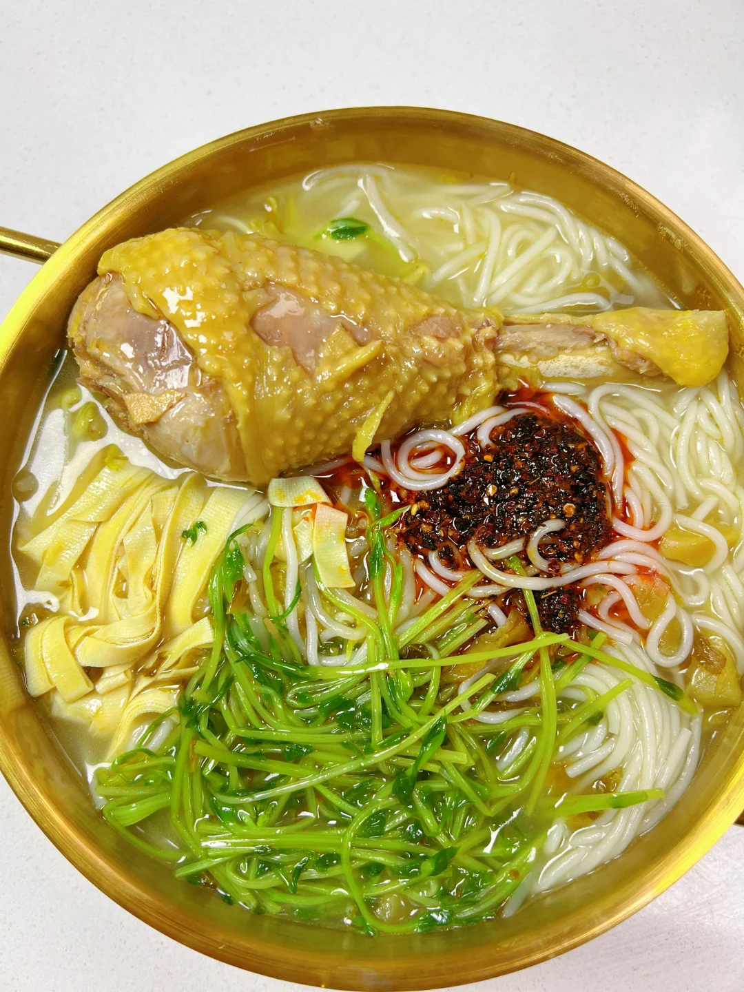 超鲜的土鸡汤米线！