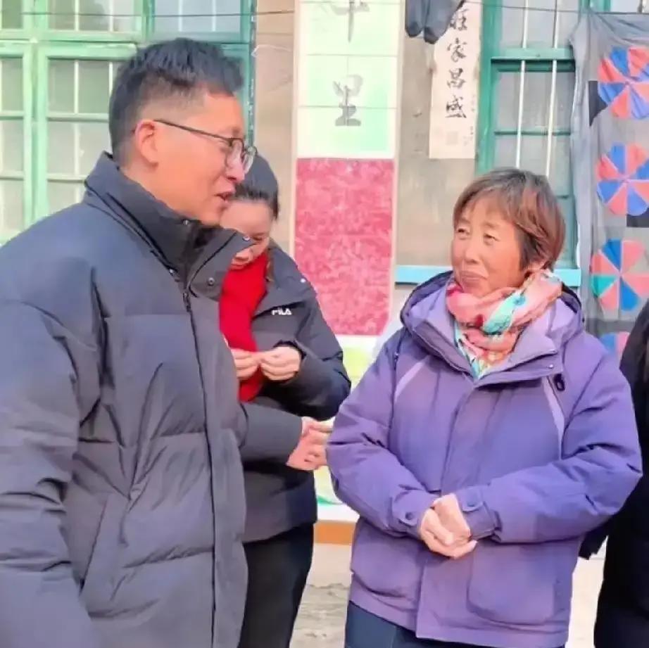 关心她死活的，恰恰是那些“没用”的人。
她的团队盯着后台的GMV数据。
她的运营