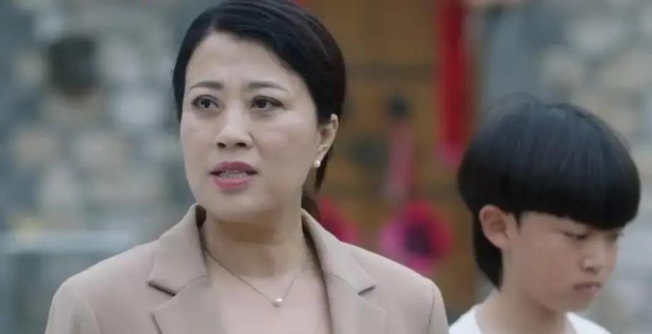 3亿播放，5.2分。
冰火两重天。
谢大脚的超市，招牌一夜之间换了。
“白春芬直