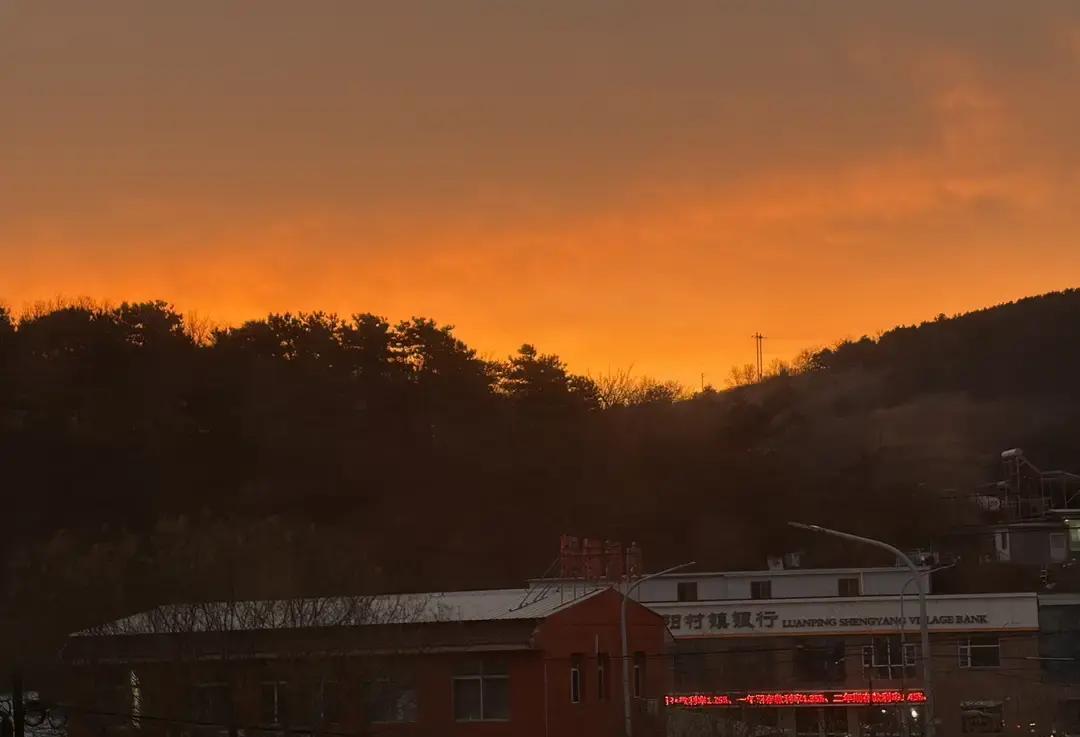 六点十分的闹钟准时响起，我睁开眼，却习惯性地等待五分钟后的第二次铃声。这短暂的缓