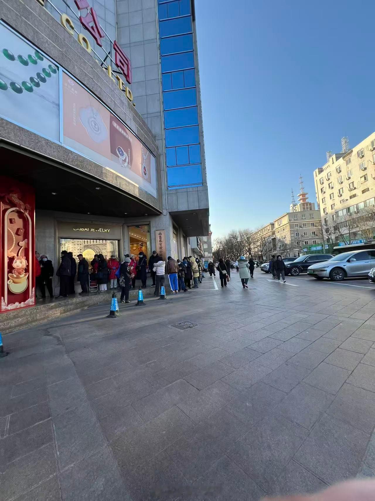 菜百今天排队买黄金的也不少黄金白银直线飙涨原因