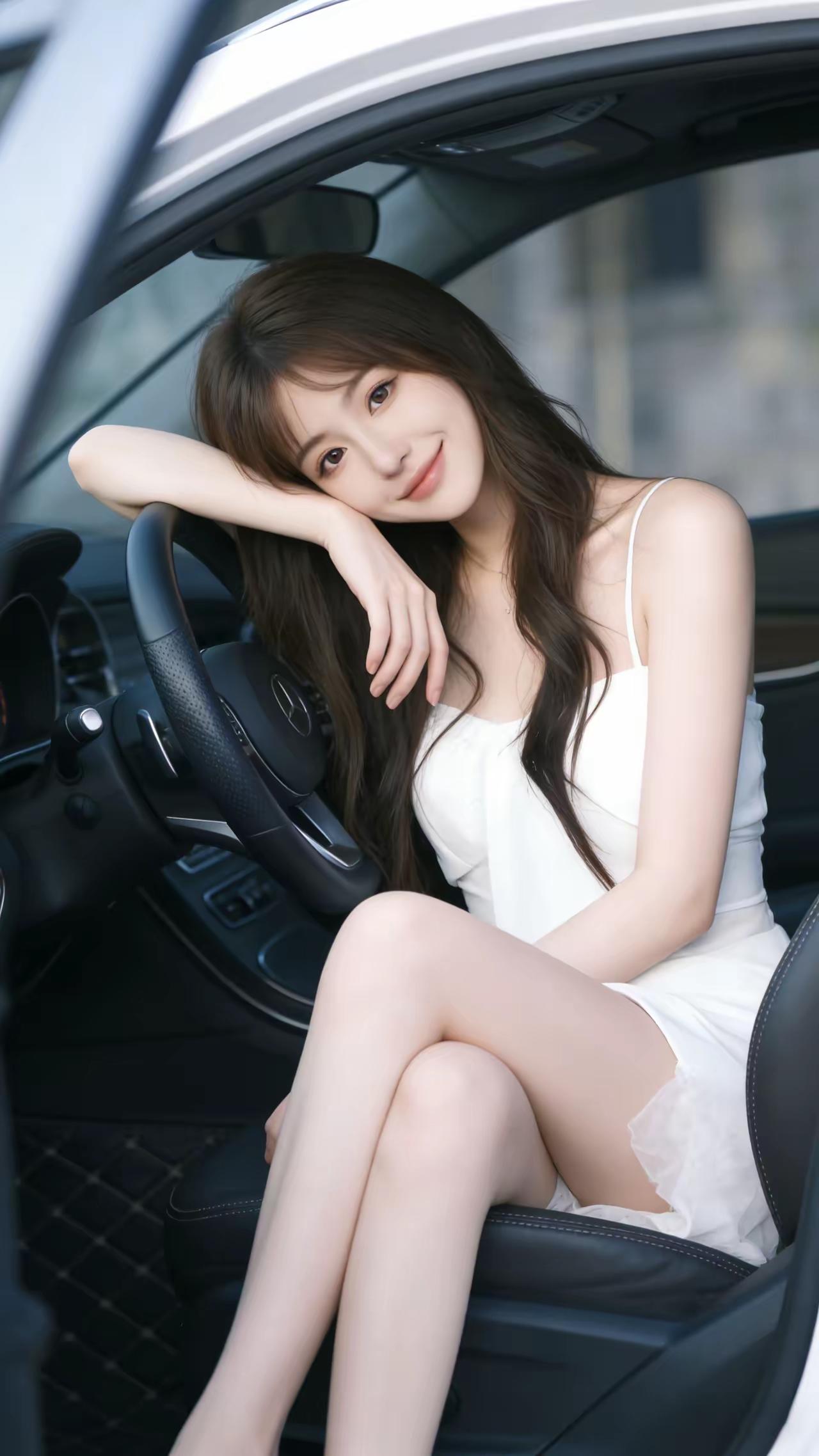 优雅车模，白色连衣裙，坐在驾驶座上，微笑迷人！😊🚗💃今天，明天，后天，哪一