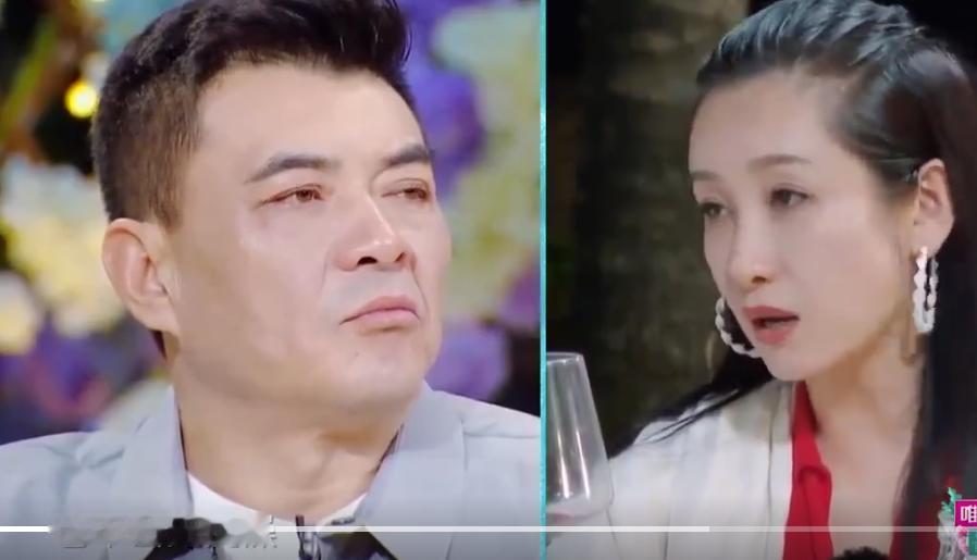 秦海璐说，我和王新军恋爱3年，结婚 12年，无论回家多晚，丈夫都会等她。从来不会