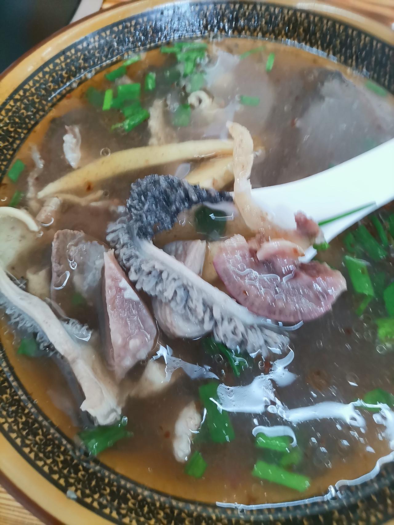 今天吃了长乐美食，牛杂汤鲜香浓郁，牛肚、牛肠等食材在汤里炖煮得恰到好处，一口汤下