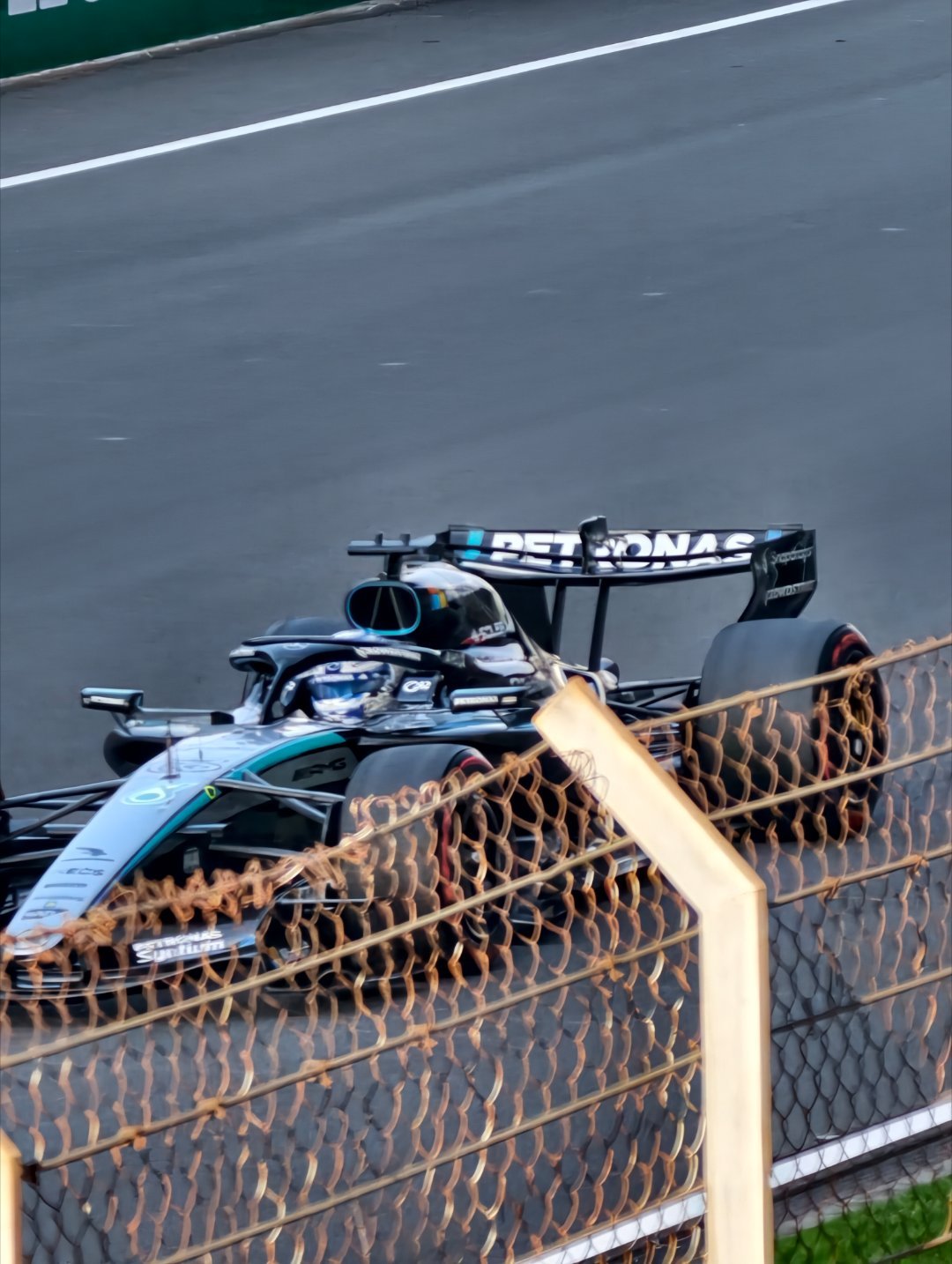 F1冲刺排位赛梅奔双男主包揽冲刺赛排位一二这狠AMG梅奔强的可怕啊冲刺排位又包揽