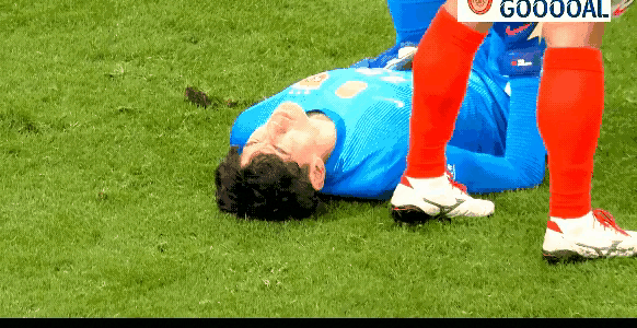 颜骏凌出击失误反送乌龙助攻，陈纯新凌空打空门得手，颜骏凌半场丢2球，升班马重庆铜