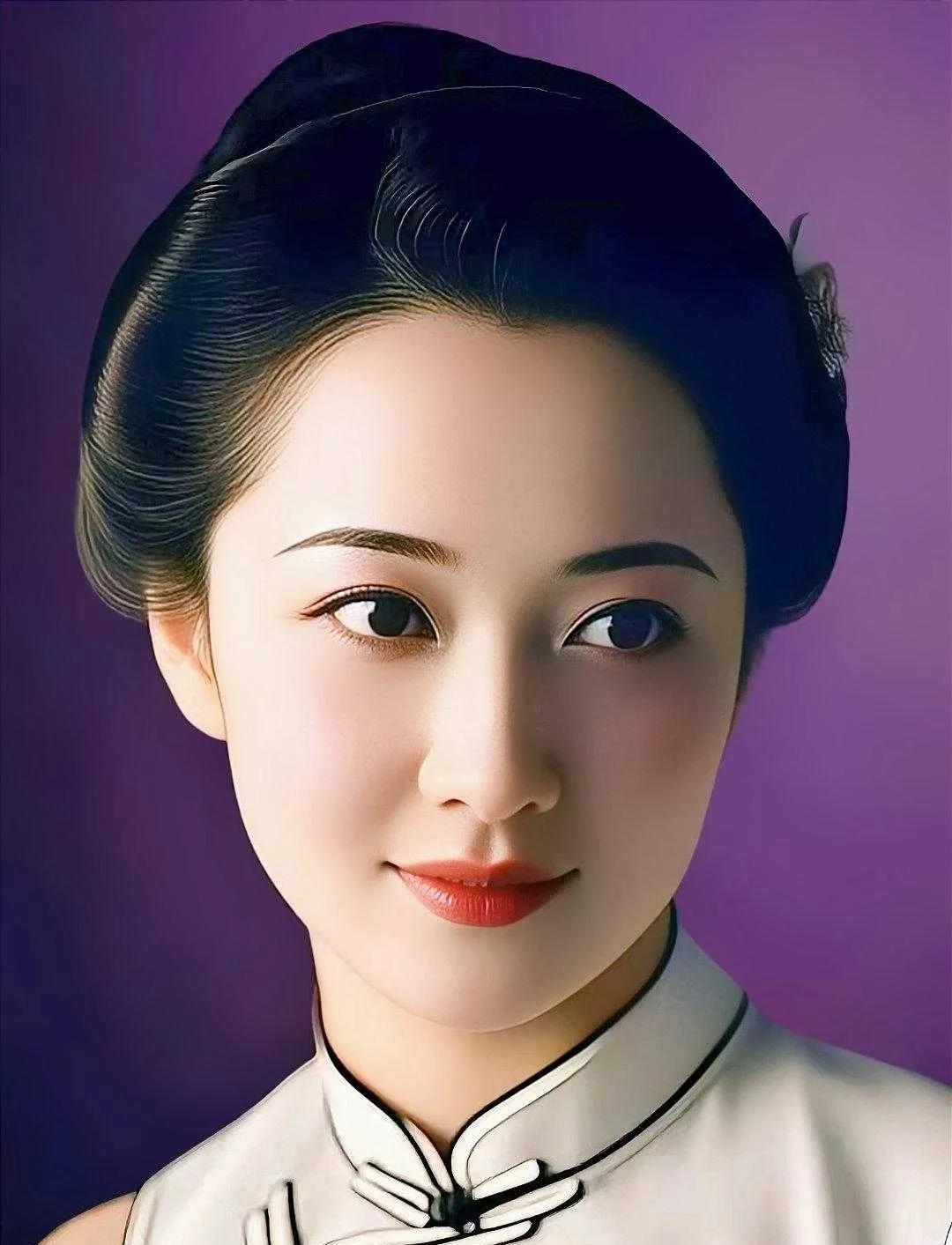 柔情蜜意
文/半岛诗人

当晨光携着蜜色光流淌过窗棂，你尚在梦的余波里轻漾。我凝