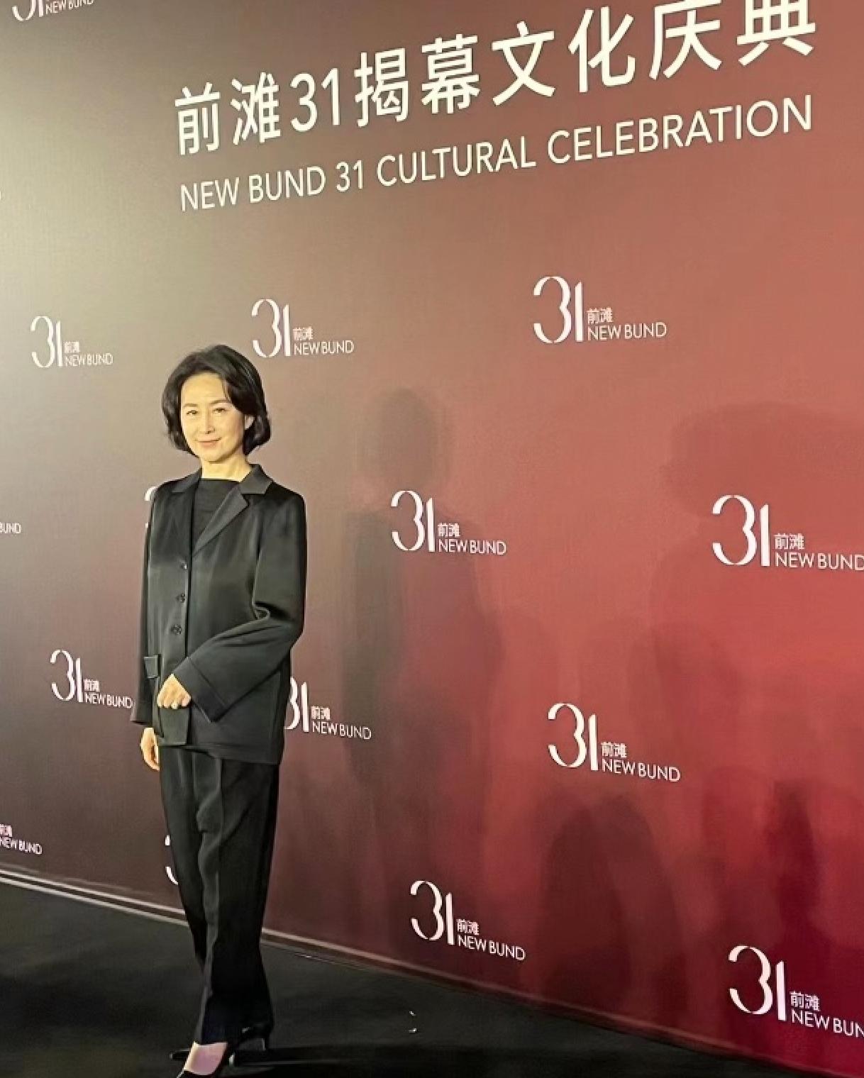 何超琼出席上海新地标揭幕典礼，二房姐妹同场亮相，三人是大股东
香港文华东方酒店举