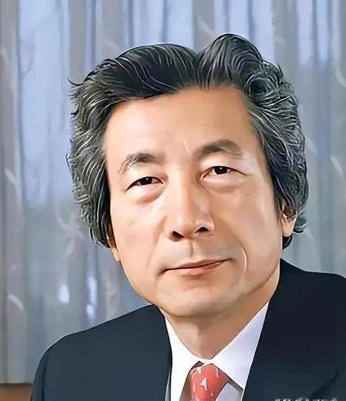 日本政坛不乏擅长转换姿态的政治人物，但小泉纯一郎在历史问题上的双重表现尤为典型。