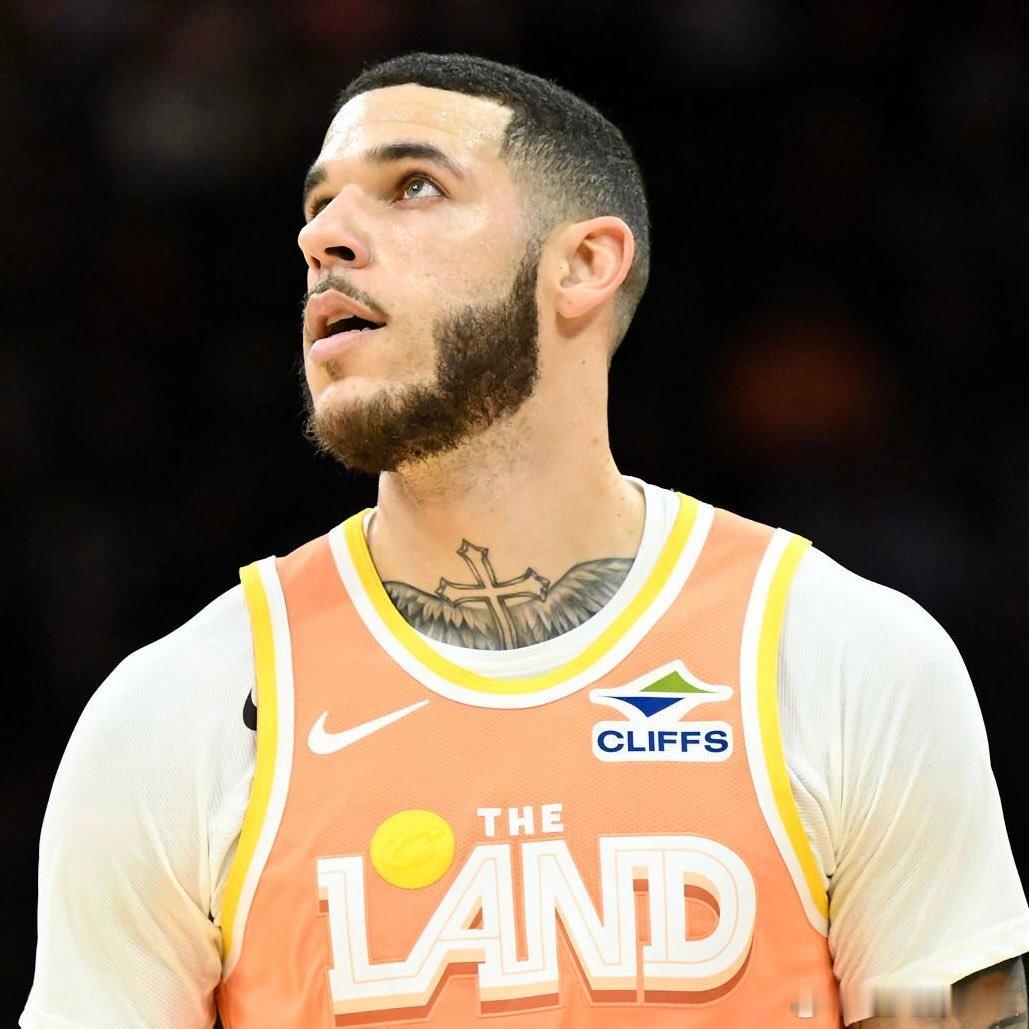 Fischer：勇士有意在买断市场签下朗佐-鲍尔。 