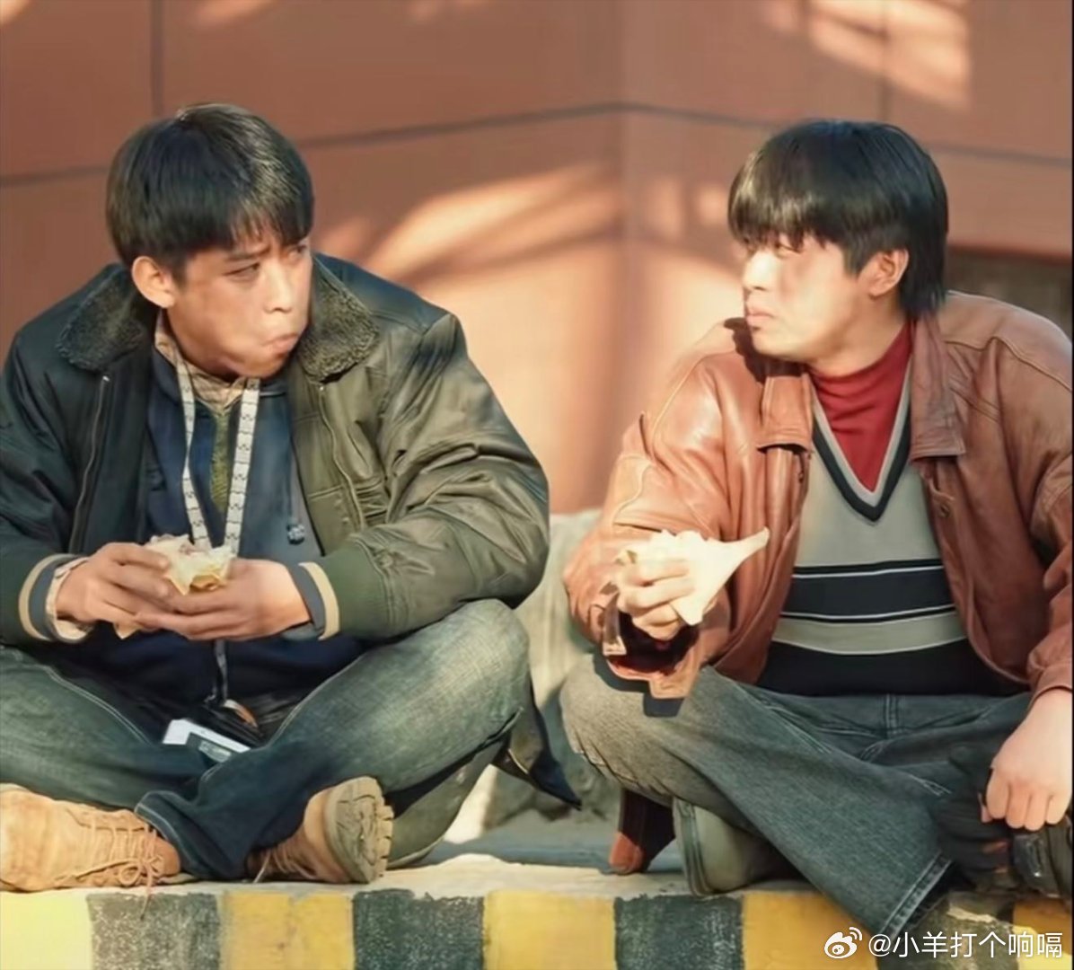 网友称有烟火气的短剧好治愈看完《一家三口在同班》，真的被那份朴素的烟火气治愈了。