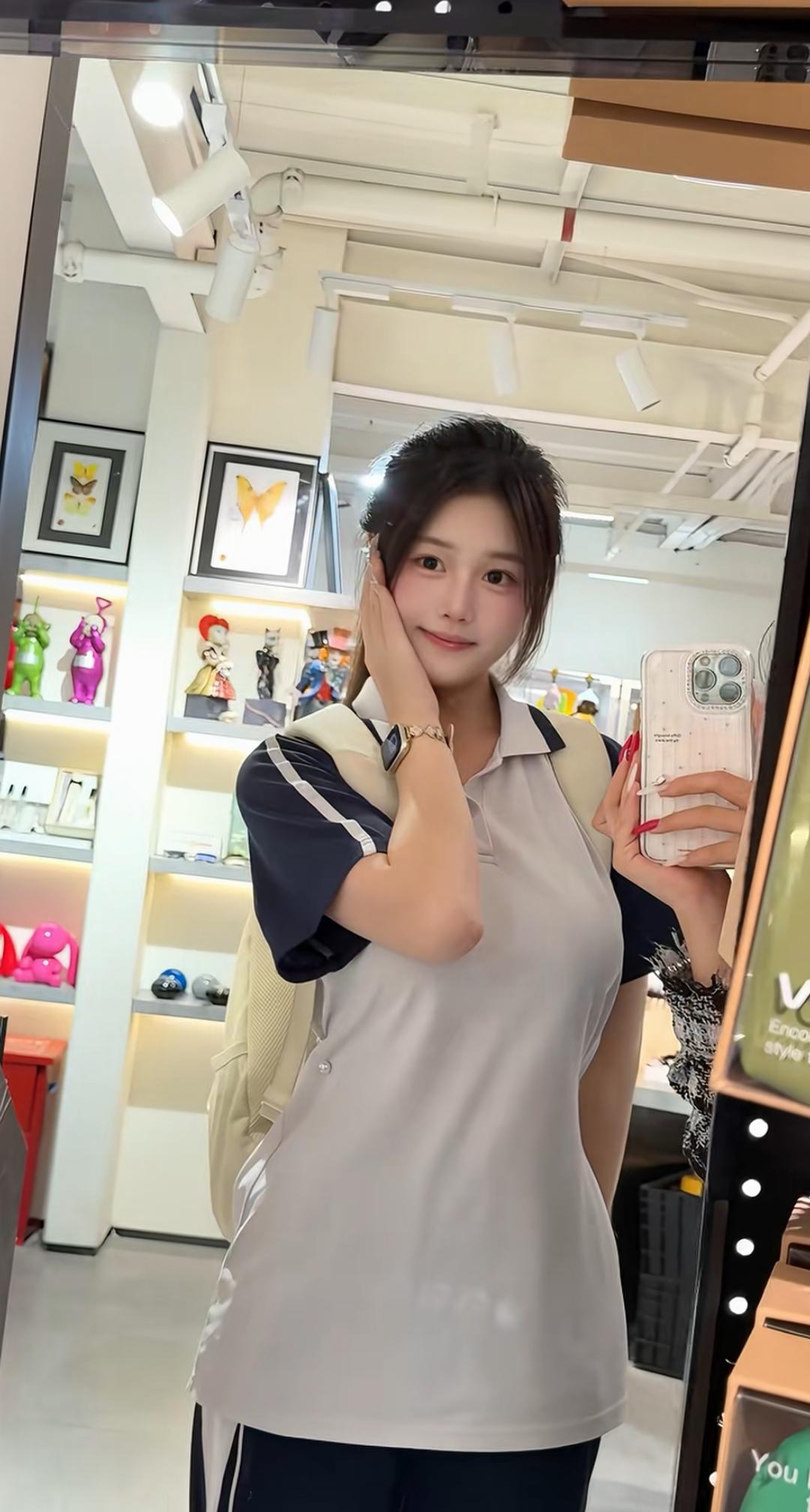 在店里自拍，背景有点可爱。