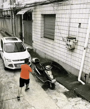 一脚下去不得瑟了！穿红衣服这哥们，嚣张至极，结果让人家一脚上去，怂了！