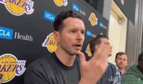 今日，湖人主教练雷迪克在训练结束后接受媒体采访，再次谈到圣诞大战的失利时说：
