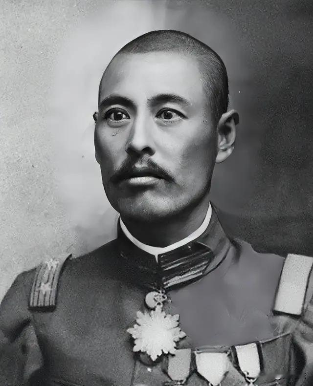 1929年，张佩兰一脸焦急地拽住一名丫鬟，突然决定将她推进丈夫吴佩孚的房间，哭着