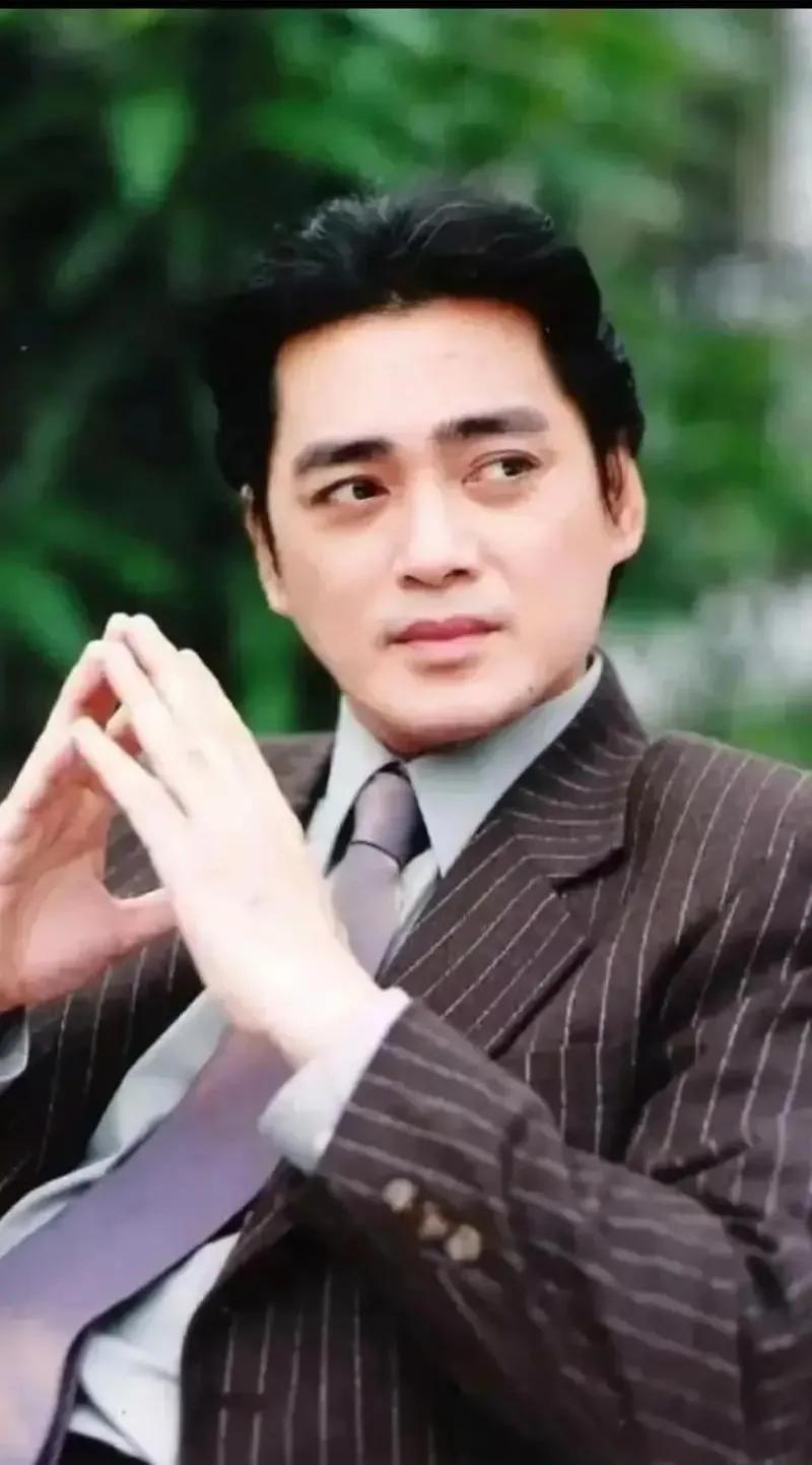 第一个来内地拍戏的港星：汤镇宗

汤镇宗是“TVB五虎将”之一汤镇业的哥哥，但是