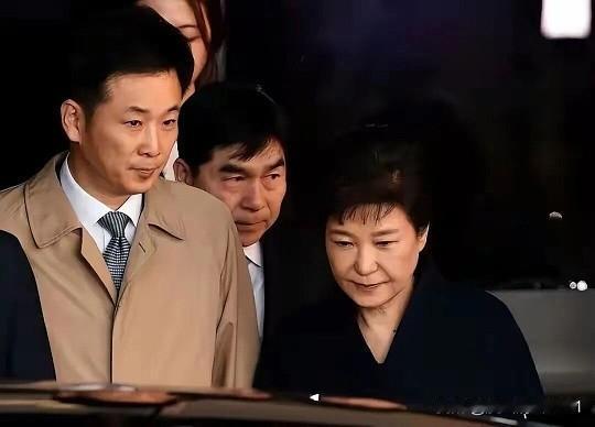 韩国前总统朴槿惠和她的超过20年最忠诚法律顾问柳荣夏。在韩国政坛，柳荣夏被视为“