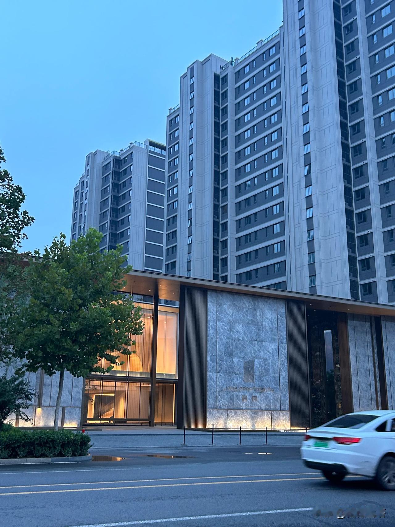 今天出门路过一个小区，突然发现这个小区的门好高大上，现在小区的门面都这么好了吗