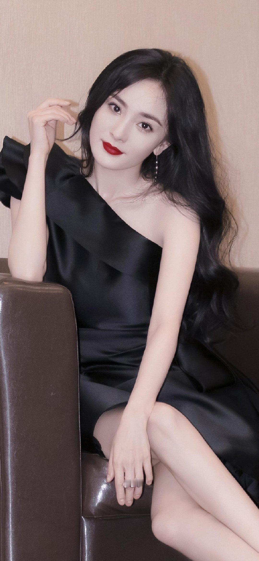 杨幂手机壁纸：红唇黑裙，优雅明媚。杨幂