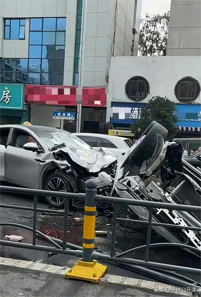 山东济南，男子因交通事故受伤，单位发了工伤停工留薪期的工资，可男子又向肇事司机索