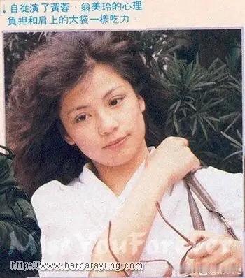 背着包包的翁美玲4️⃣
1983年的片场外
翁美玲背着包，发丝微乱，
没了戏里的