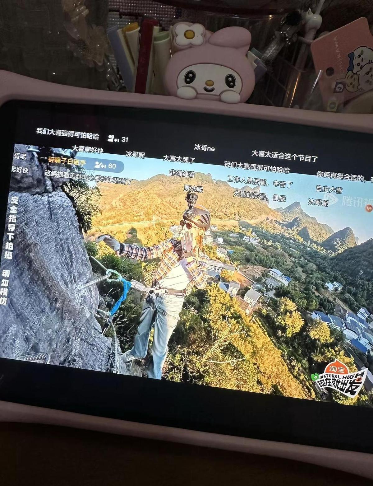 看到《现在就出发》收官，满屏都在刷“勇敢的人先享受世界”。
我笑了。
综艺滤镜下