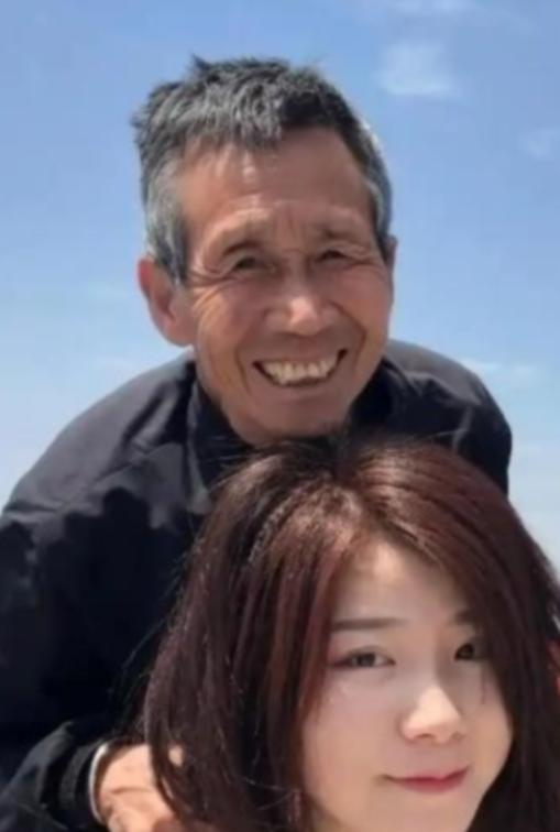 1997年，河南一50岁光棍捡回一女婴，不料，送她读书后，她竟怒问：“穷到捡破烂
