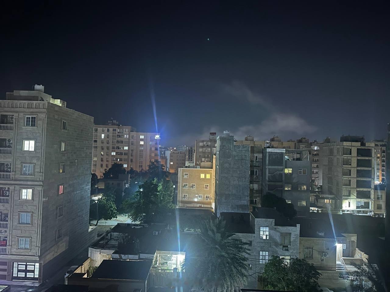 几小时前：美国空袭后，伊朗南部班达尔阿巴斯地区一带冒烟的视觉确认。海外新鲜事何天