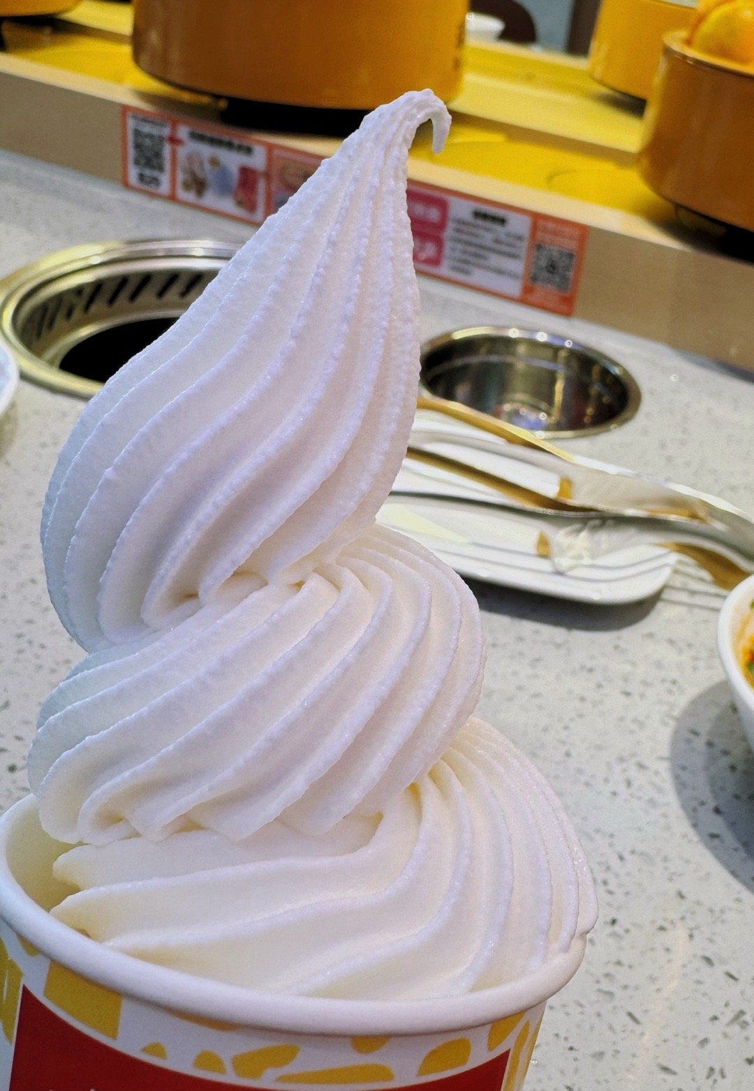 来吃小火锅，同事给我打的冰淇淋旋～ 