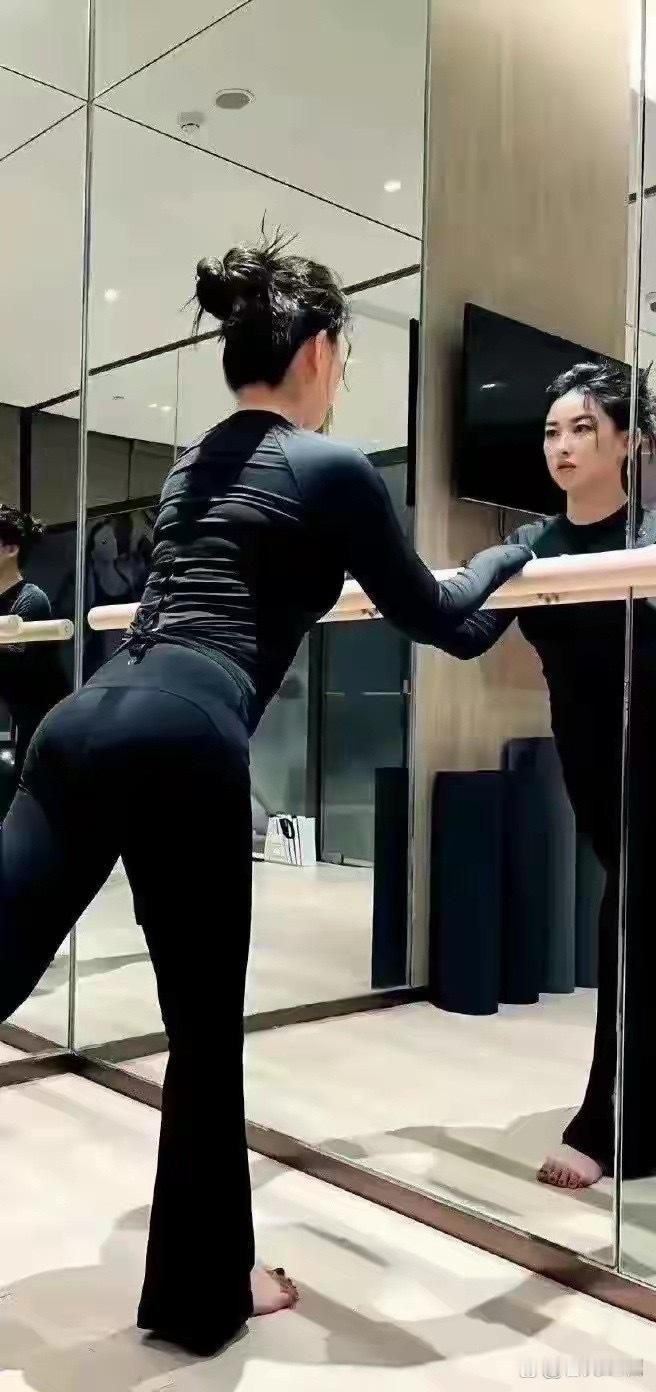 就算朱珠那么好的身材，穿瑜伽服也能被勒的肉一道一道的。 