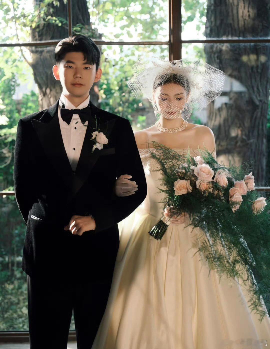 羽坛神仙眷侣黄雅琼刘雨辰刚刚晒出婚纱照，配文“镜头里是我们，镜头外是余生”，刘雨