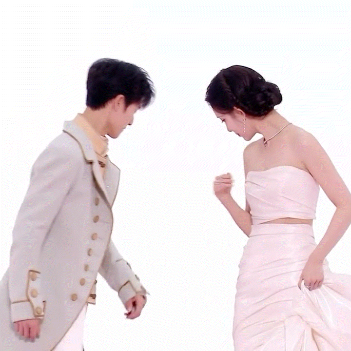 李昀锐帮孟子义整理裙摆。。啊啊啊昀牵孟绕好强的家属感