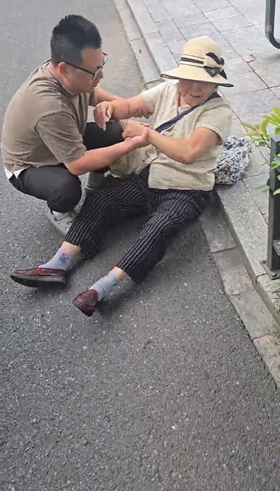 2026 年 9 月 12 日，潮新闻报道，杭州西溪路清晨发生暖心一幕。一名高龄