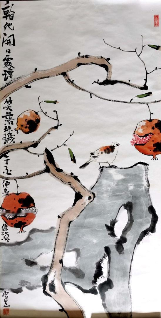 《顽石与灵鸟的生命对话》画面右下角，一块硕大的水墨湖石占据了视觉重心，其质厚重、