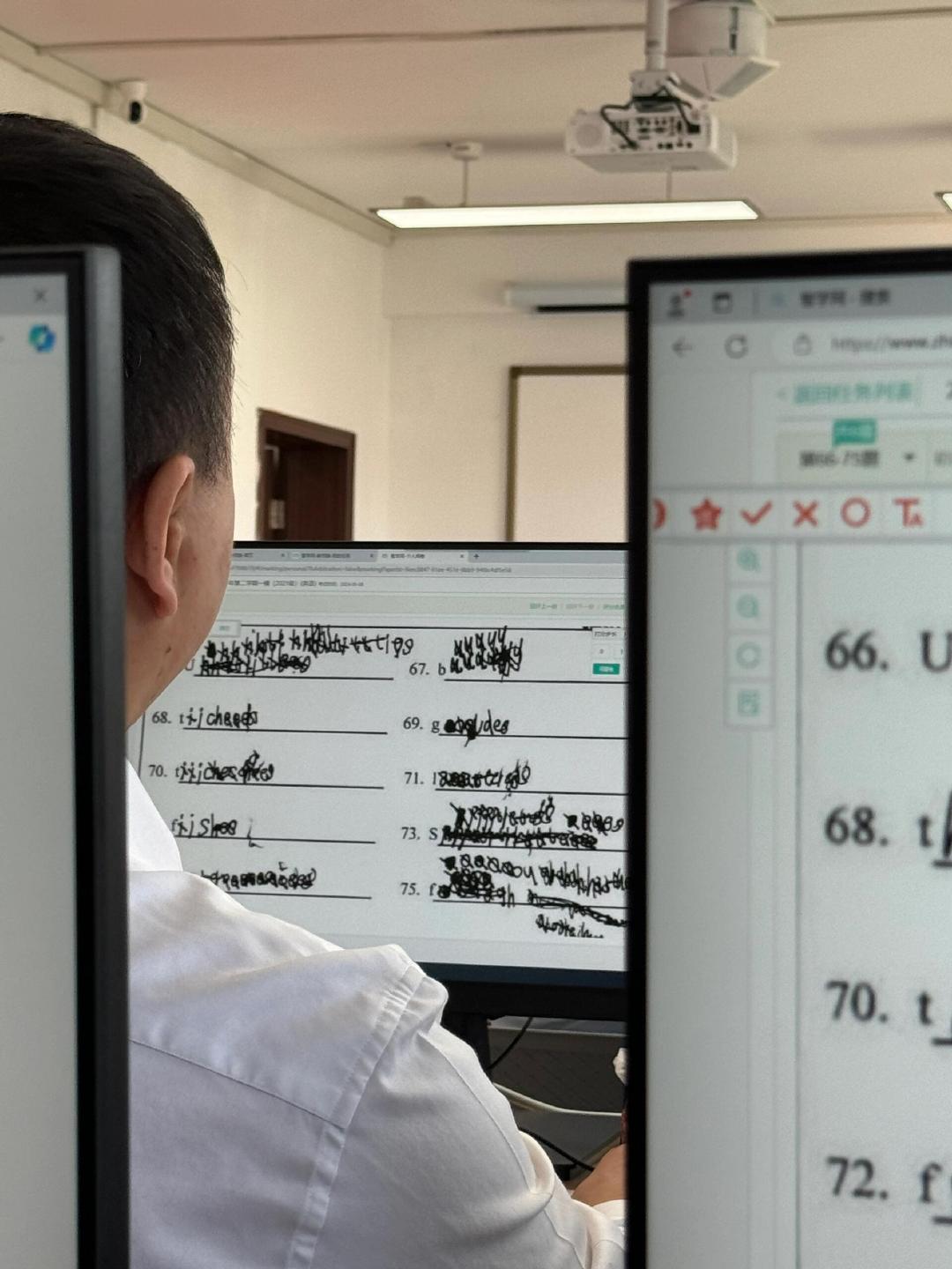 阅卷老师停下了飞速的手。。。 ​​​