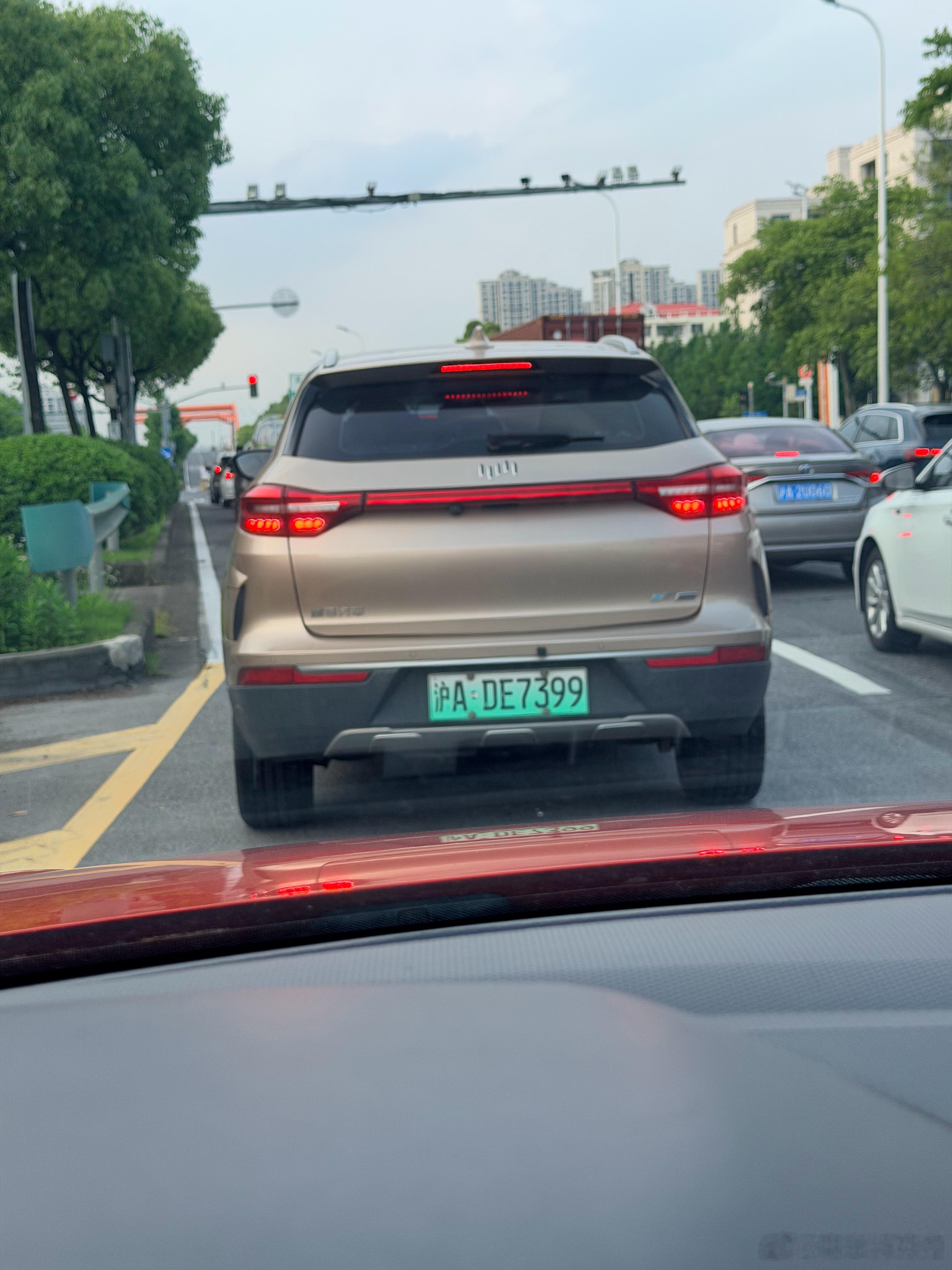 路上碰到一辆大冤种新能源汽车—-威马新能源汽车 但凡你买超过50年历史的品牌，不