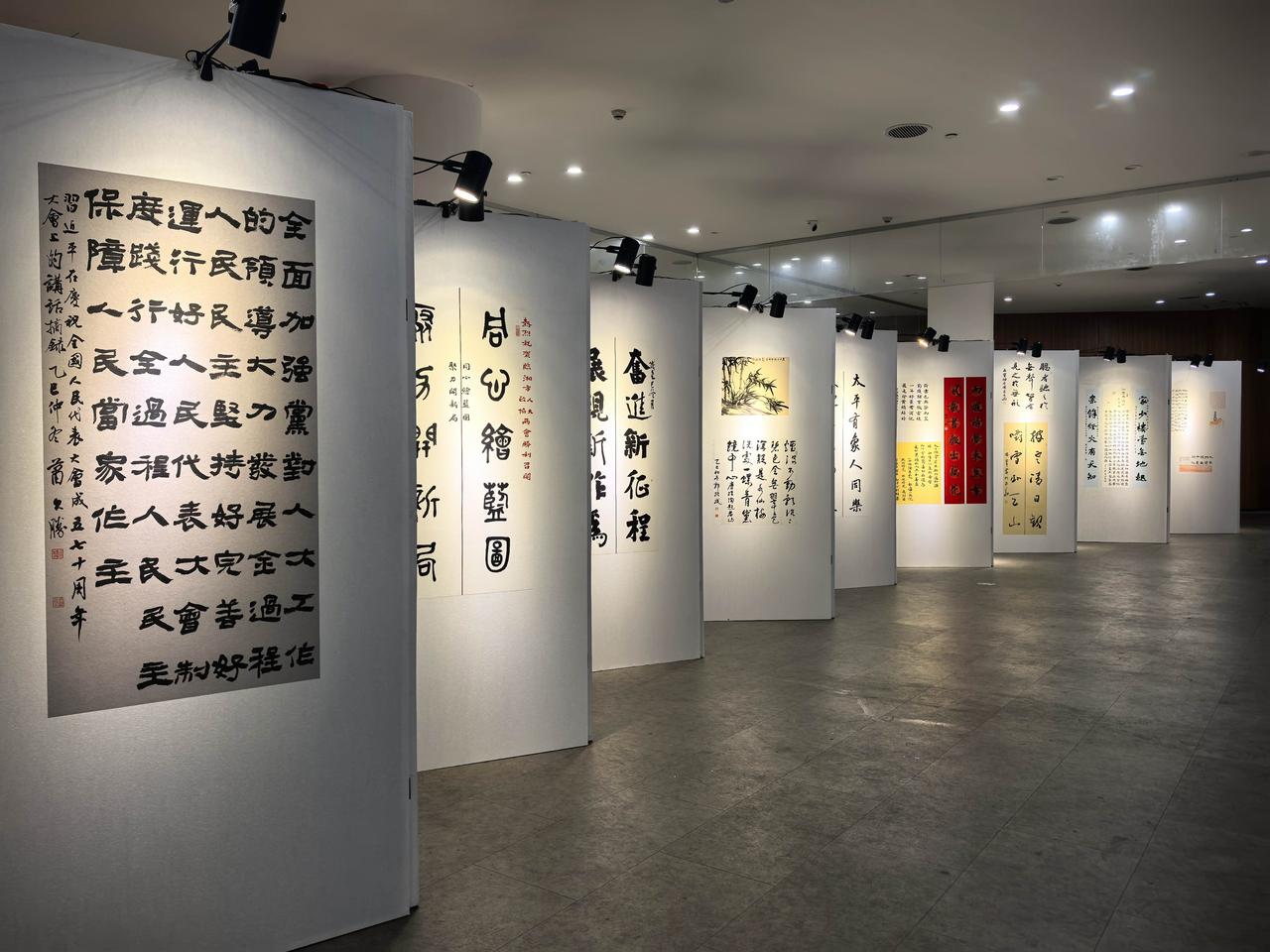 这样的书法展览形式很特别