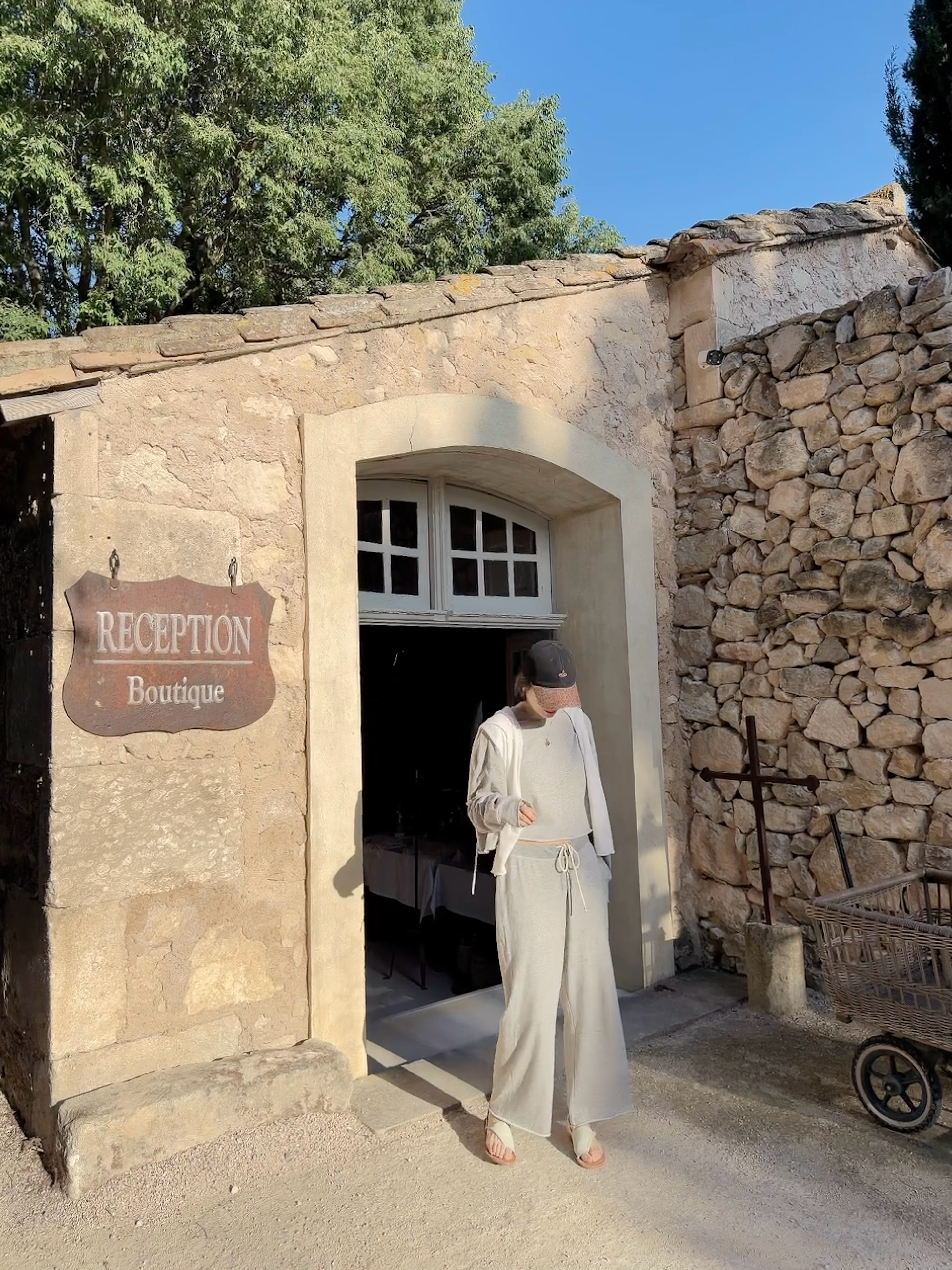 法国旅行 阿维尼翁酒店所在的这个小村庄🏡非常mini，很适合度假。酒店没有午晚