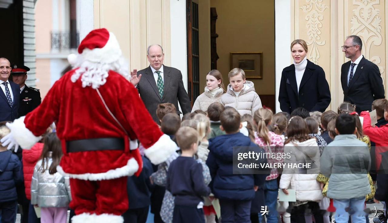亲王夫妇带着龙凤胎宝贝在给小朋友们派发圣诞节礼物！王子公主手牵手姐弟情深！