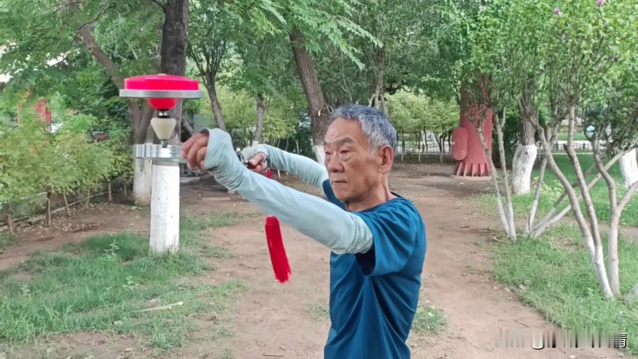 大爷瞎捣鼓新玩法空竹走剑尖弧度！