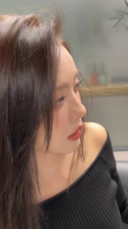 蔡文静 直播6小时染了一个头发觉得自己话多的可以看看蔡文静。她可以直播6小时嘴巴