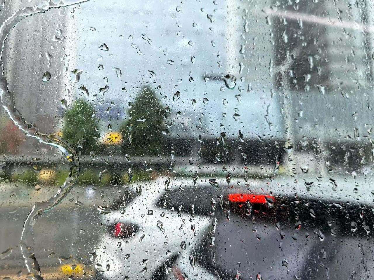 太阳雨
东边日出西边雨，
道是无晴又有晴！