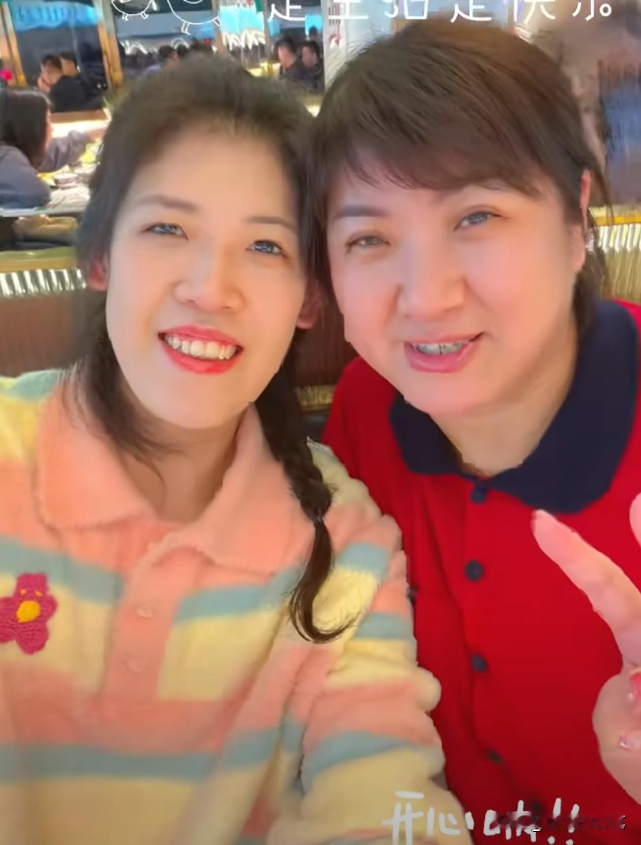 李盈莹和妈妈一起出镜了，心情很好，大家不用担心了[捂脸]
瞧，李盈莹换了发型，梳