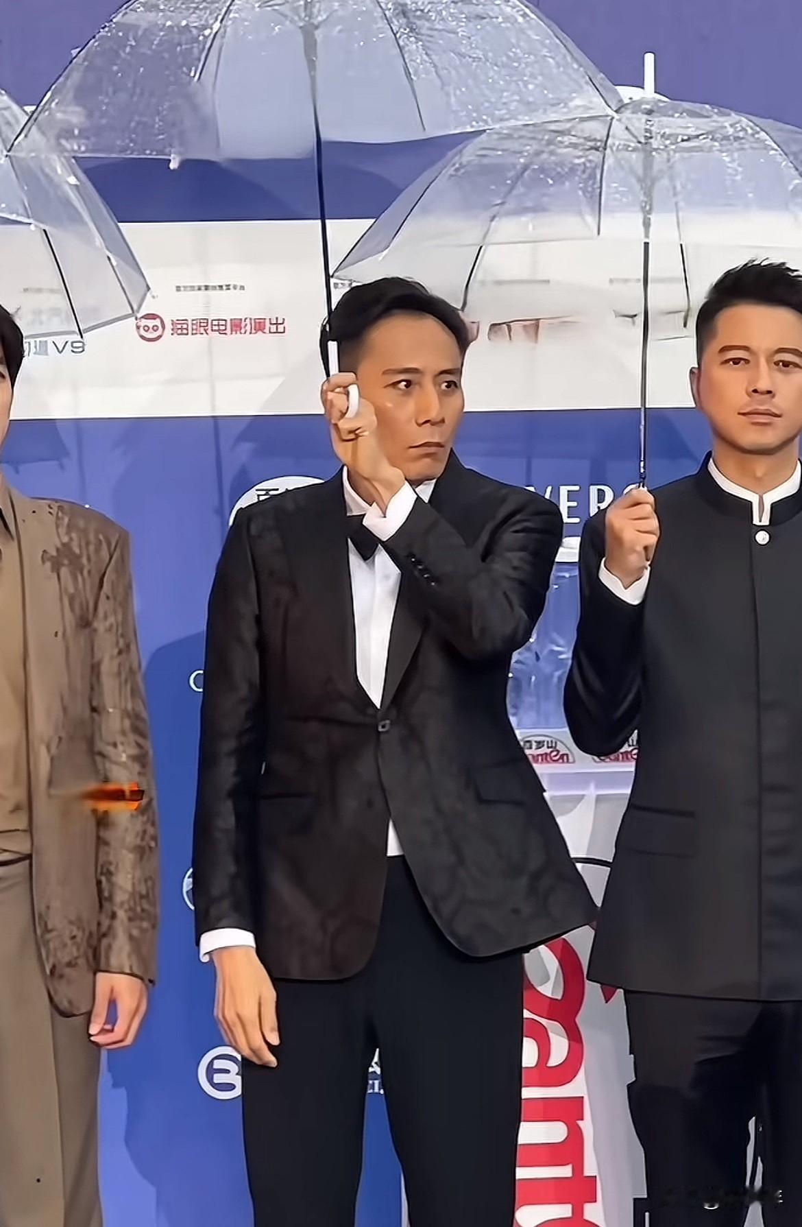 年纪大了，干什么看着都好心酸！
刘烨出席北京电影节，遇着下雨天，打一把伞站中间好