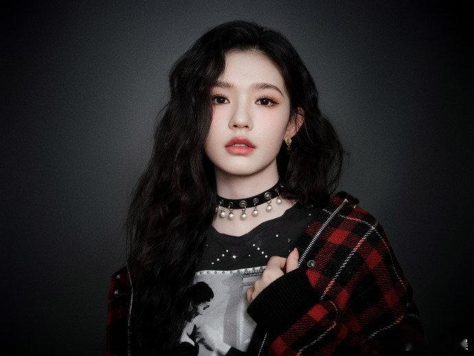林允这个妆造好像洋娃娃 林允的红格辣妹妆造，犹如一股清新的风，吹进了我们的心田。