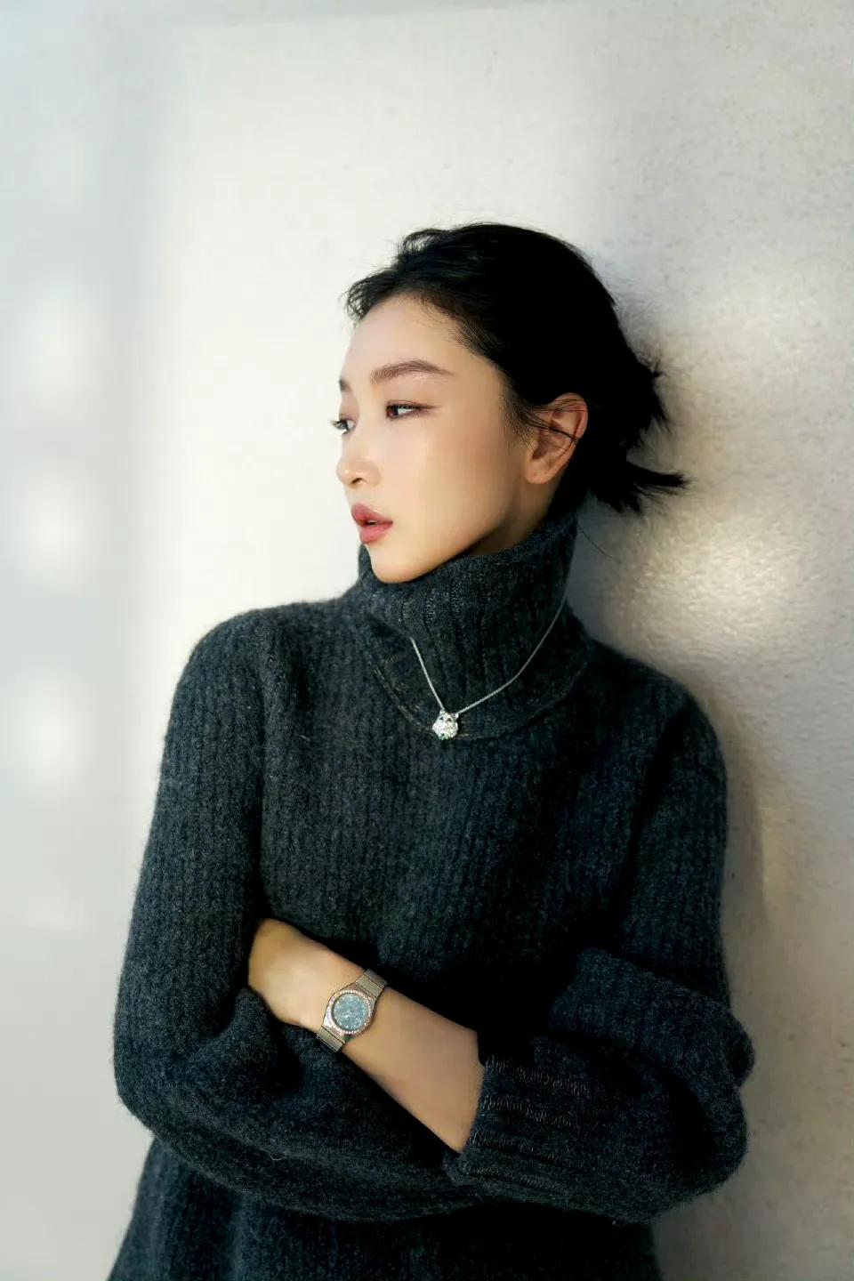 #秋日生活打卡季#周冬雨默默的在进步，青涩的山楂树女孩慢慢蜕变成霸气女王。时隔1