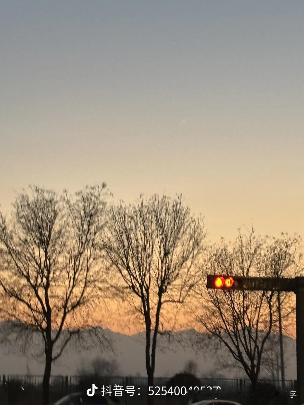 到现在我也不能理解村里人，因为耕地界 限的原因吵架，甚至打架有啥意思呢，少 种一