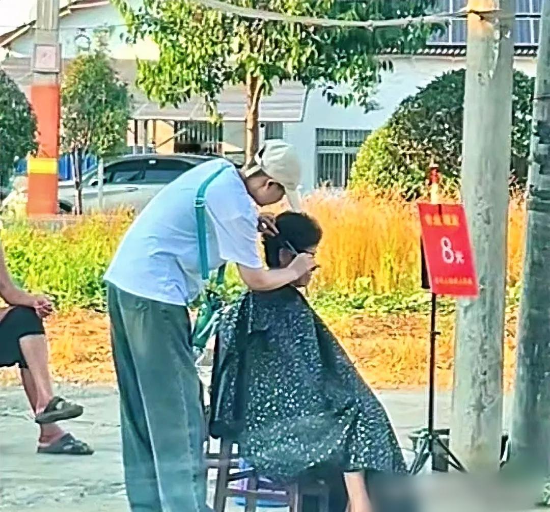 8元理发摊，收到8万转账：善意从来不会被辜负
 
湖北仙桃街头，小郑的理发摊很扎